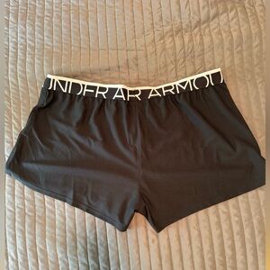 Under Armour UA Heatgear Play Up shorts. Black Semi Fitted Women’s XL